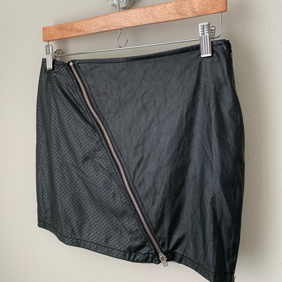 💜 NWT Sanctuary Black faux leather mini skirt - Picture 3 of 6
